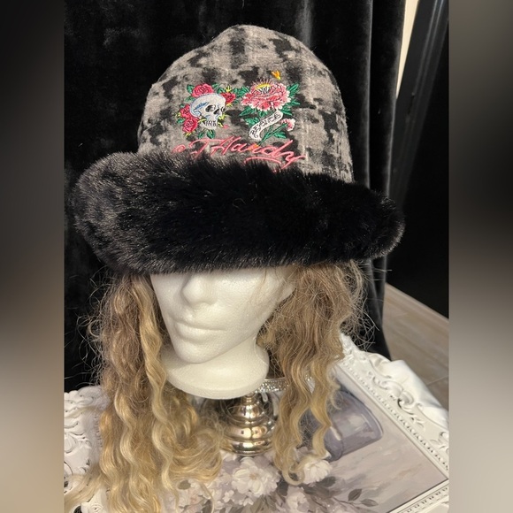 ☠️? Ed Hardy Faux Fur Winter Bucket Hat with a faux-fur brim.☠️?NWT main image 5